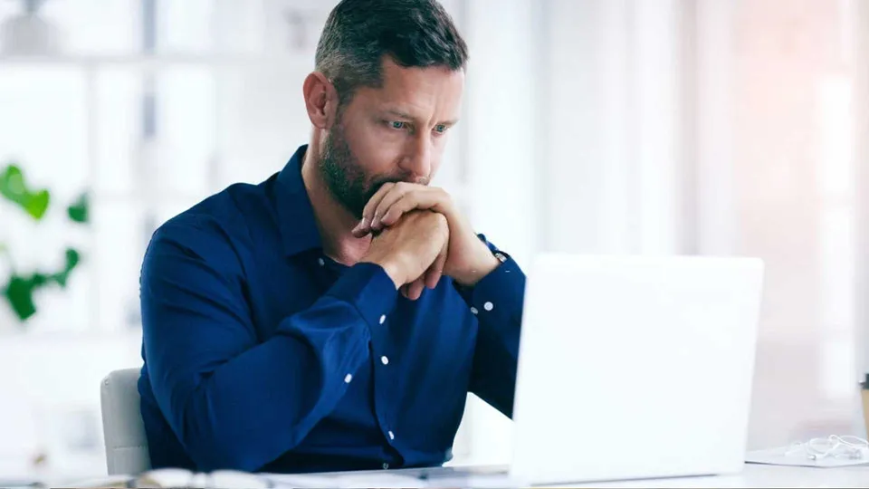 pessoa olhando note preocupado 960w